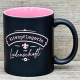 Dieses personalisierte Tassen-Set für Altenpfleger:innen vereint Stil und Wertschätzung. Schwarze Außenseite, farbige Innenseite, 350 ml Fassungsvermögen, Maße ca. Ø 8,2 × 9,6 cm. Mit Lasergravur „Altenpflegerin / Altenpfleger aus Leidenschaft“ und optionalem Namen wird sie zu einem besonderen Geschenk. Ideal als Dankeschön, zu Weihnachten, Geburtstagen oder für alle, die im Pflegeberuf Großes leisten.
