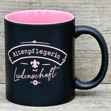 Dieses personalisierte Tassen-Set für Altenpfleger:innen vereint Stil und Wertschätzung. Schwarze Außenseite, farbige Innenseite, 350 ml Fassungsvermögen, Maße ca. Ø 8,2 × 9,6 cm. Mit Lasergravur „Altenpflegerin / Altenpfleger aus Leidenschaft“ und optionalem Namen wird sie zu einem besonderen Geschenk. Ideal als Dankeschön, zu Weihnachten, Geburtstagen oder für alle, die im Pflegeberuf Großes leisten.
