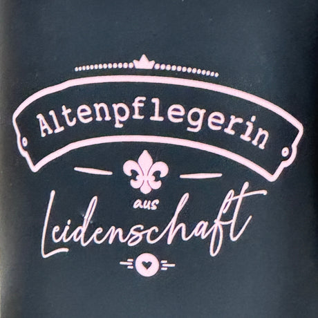 Dieses personalisierte Tassen-Set für Altenpfleger:innen vereint Stil und Wertschätzung. Schwarze Außenseite, farbige Innenseite, 350 ml Fassungsvermögen, Maße ca. Ø 8,2 × 9,6 cm. Mit Lasergravur „Altenpflegerin / Altenpfleger aus Leidenschaft“ und optionalem Namen wird sie zu einem besonderen Geschenk. Ideal als Dankeschön, zu Weihnachten, Geburtstagen oder für alle, die im Pflegeberuf Großes leisten.
