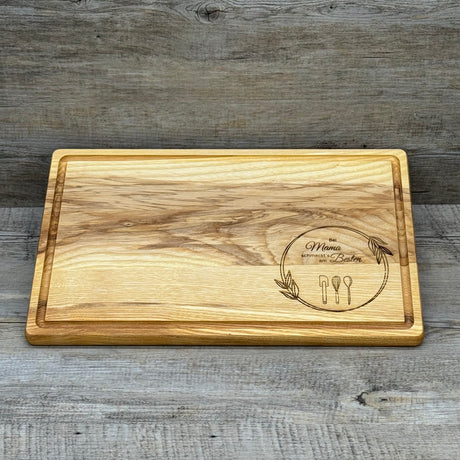 Ein stilvolles Geschenk für Freunde oder Paare: das personalisierte Schneidbrett aus Eschenholz. Mit individueller Gravur „Bei [Name] schmeckt es am Besten“ und liebevollen Küchenmotiven wird es zu einem einzigartigen Unikat. Robustes Holz und praktische Saftrille sorgen für Funktionalität im Alltag. Ideal zum Verschenken zu Geburtstagen, Einzug oder besonderen Anlässen. Ein dekoratives und nützliches Küchen-Highlight für jeden Haushalt.
