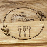 Ein stilvolles Geschenk für Freunde oder Paare: das personalisierte Schneidbrett aus Eschenholz. Mit individueller Gravur „Bei [Name] schmeckt es am Besten“ und liebevollen Küchenmotiven wird es zu einem einzigartigen Unikat. Robustes Holz und praktische Saftrille sorgen für Funktionalität im Alltag. Ideal zum Verschenken zu Geburtstagen, Einzug oder besonderen Anlässen. Ein dekoratives und nützliches Küchen-Highlight für jeden Haushalt.

