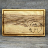 Dieses edle personalisierte Schneidbrett eignet sich hervorragend als Geschenk von Unternehmen, Vereinen oder Teams für Mitarbeitende oder Kunden, die gerne kochen. FSC-zertifiziertes Eschenholz, hochwertige Verarbeitung und individuelle Gravur „Bei [Name] schmeckt es am Besten“ machen das Brett zu einem exklusiven Präsent. Zwei Größen zur Auswahl, inklusive praktischer Saftrille. Ein stilvolles, nachhaltiges und persönliches Geschenk, das Funktion und Design vereint.
