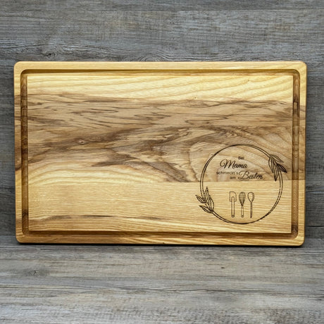 Dieses edle personalisierte Schneidbrett eignet sich hervorragend als Geschenk von Unternehmen, Vereinen oder Teams für Mitarbeitende oder Kunden, die gerne kochen. FSC-zertifiziertes Eschenholz, hochwertige Verarbeitung und individuelle Gravur „Bei [Name] schmeckt es am Besten“ machen das Brett zu einem exklusiven Präsent. Zwei Größen zur Auswahl, inklusive praktischer Saftrille. Ein stilvolles, nachhaltiges und persönliches Geschenk, das Funktion und Design vereint.
