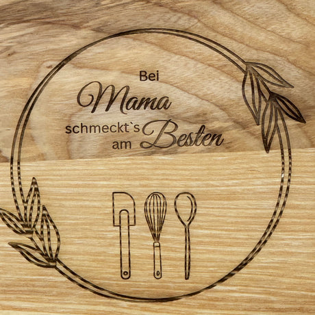 Dieses edle personalisierte Schneidbrett eignet sich hervorragend als Geschenk von Unternehmen, Vereinen oder Teams für Mitarbeitende oder Kunden, die gerne kochen. FSC-zertifiziertes Eschenholz, hochwertige Verarbeitung und individuelle Gravur „Bei [Name] schmeckt es am Besten“ machen das Brett zu einem exklusiven Präsent. Zwei Größen zur Auswahl, inklusive praktischer Saftrille. Ein stilvolles, nachhaltiges und persönliches Geschenk, das Funktion und Design vereint.
