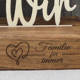 Dieser Deko-Aufsteller aus Holz feiert Verbundenheit.
Der Schriftzug „Das Schönste an uns ist das Wir“ steht für Freundschaft und Zusammenhalt.
Gefertigt aus geöltem Nussbaumholz mit natürlicher Maserung.
Ideal als personalisiertes Geschenk für Freunde oder Familie.
Eine liebevolle Holz Deko mit emotionaler Botschaft.