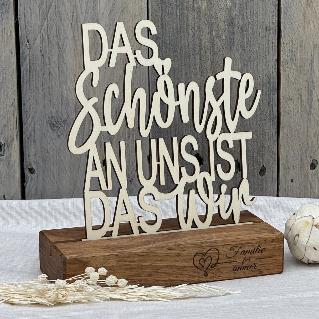 Hochwertiger Deko-Aufsteller aus massivem Holz.
Der filigrane Schriftzug aus Pappelholz ist präzise eingesetzt.
Jeder Holzklotz ist ein handgefertigtes Unikat.
Der Spruch steht für Nähe, Liebe und Gemeinschaft.
Perfekt als stilvolle Geschenkidee aus Holz.