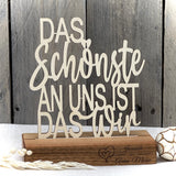 Dieser Deko-Aufsteller aus Holz feiert Verbundenheit.
Der Schriftzug „Das Schönste an uns ist das Wir“ steht für Freundschaft und Zusammenhalt.
Gefertigt aus geöltem Nussbaumholz mit natürlicher Maserung.
Ideal als personalisiertes Geschenk für Freunde oder Familie.
Eine liebevolle Holz Deko mit emotionaler Botschaft.
