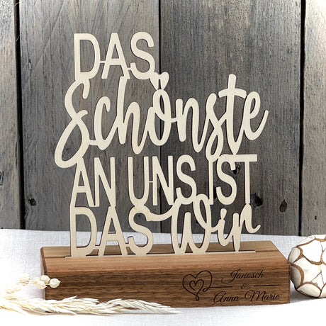 Dieser Deko-Aufsteller aus Holz feiert Verbundenheit.
Der Schriftzug „Das Schönste an uns ist das Wir“ steht für Freundschaft und Zusammenhalt.
Gefertigt aus geöltem Nussbaumholz mit natürlicher Maserung.
Ideal als personalisiertes Geschenk für Freunde oder Familie.
Eine liebevolle Holz Deko mit emotionaler Botschaft.