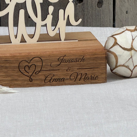 Dieser Deko-Aufsteller aus Holz feiert Verbundenheit.
Der Schriftzug „Das Schönste an uns ist das Wir“ steht für Freundschaft und Zusammenhalt.
Gefertigt aus geöltem Nussbaumholz mit natürlicher Maserung.
Ideal als personalisiertes Geschenk für Freunde oder Familie.
Eine liebevolle Holz Deko mit emotionaler Botschaft.