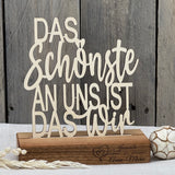 Dieser Deko-Aufsteller aus Holz feiert Verbundenheit.
Der Schriftzug „Das Schönste an uns ist das Wir“ steht für Freundschaft und Zusammenhalt.
Gefertigt aus geöltem Nussbaumholz mit natürlicher Maserung.
Ideal als personalisiertes Geschenk für Freunde oder Familie.
Eine liebevolle Holz Deko mit emotionaler Botschaft.