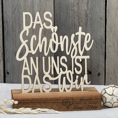 Dieser Deko-Aufsteller aus Holz feiert Verbundenheit.
Der Schriftzug „Das Schönste an uns ist das Wir“ steht für Freundschaft und Zusammenhalt.
Gefertigt aus geöltem Nussbaumholz mit natürlicher Maserung.
Ideal als personalisiertes Geschenk für Freunde oder Familie.
Eine liebevolle Holz Deko mit emotionaler Botschaft.
