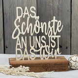 Dieser Deko-Aufsteller aus Holz feiert Verbundenheit.
Der Schriftzug „Das Schönste an uns ist das Wir“ steht für Freundschaft und Zusammenhalt.
Gefertigt aus geöltem Nussbaumholz mit natürlicher Maserung.
Ideal als personalisiertes Geschenk für Freunde oder Familie.
Eine liebevolle Holz Deko mit emotionaler Botschaft.