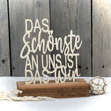 Dekorativer Holz Aufsteller mit 3D-Schriftzug.
Der Spruch „Das Schönste an uns ist das Wir“ macht jede Beziehung besonders.
Personalisierbar mit Namen, Datum oder Koordinaten.
Ein individuelles Geschenk für Herzensmenschen.
Zeitlose Deko für Zuhause oder Büro.