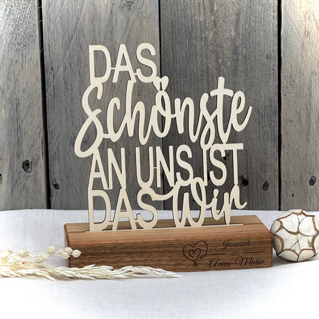 Dieser Deko-Aufsteller aus Holz feiert Verbundenheit.
Der Schriftzug „Das Schönste an uns ist das Wir“ steht für Freundschaft und Zusammenhalt.
Gefertigt aus geöltem Nussbaumholz mit natürlicher Maserung.
Ideal als personalisiertes Geschenk für Freunde oder Familie.
Eine liebevolle Holz Deko mit emotionaler Botschaft.