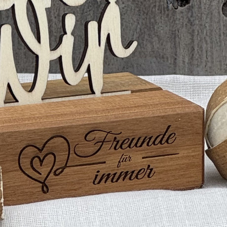 Dieser Deko-Aufsteller aus Holz feiert Verbundenheit.
Der Schriftzug „Das Schönste an uns ist das Wir“ steht für Freundschaft und Zusammenhalt.
Gefertigt aus geöltem Nussbaumholz mit natürlicher Maserung.
Ideal als personalisiertes Geschenk für Freunde oder Familie.
Eine liebevolle Holz Deko mit emotionaler Botschaft.