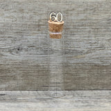 Feiere die Diamantene Hochzeit mit diesem stilvollen Geschenkset. Ein personalisierbarer Holzblock mit Aufschrift wie Lieben, Hoffen, Wachsen erinnert an 60 gemeinsame Jahre. Ein dekoratives Reagenzglas mit Holz-Zahl '60' eignet sich ideal für Gutscheine oder Geldgeschenke. Das Set wird in einer hochwertigen Geschenkbox mit dem Spruch „Der schönste Weg ist der Gemeinsame“ geliefert und ist ein einzigartiges Präsent für das Jubelpaar.
