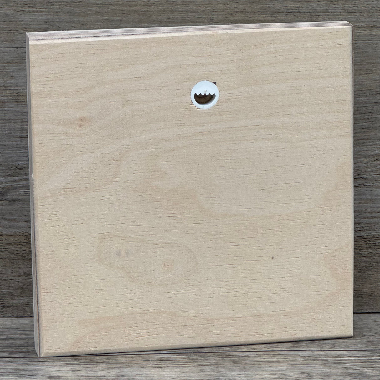Feiere die Diamantene Hochzeit mit diesem stilvollen Geschenkset. Ein personalisierbarer Holzblock mit Aufschrift wie Lieben, Hoffen, Wachsen erinnert an 60 gemeinsame Jahre. Ein dekoratives Reagenzglas mit Holz-Zahl '60' eignet sich ideal für Gutscheine oder Geldgeschenke. Das Set wird in einer hochwertigen Geschenkbox mit dem Spruch „Der schönste Weg ist der Gemeinsame“ geliefert und ist ein einzigartiges Präsent für das Jubelpaar.
