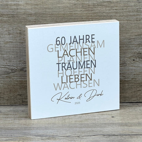 Zum 60. Hochzeitstag ist dieses Geschenkset eine wundervolle Erinnerung an gemeinsame Jahre. Es enthält einen handgefertigten Holzblock mit den Worten 60 Jahre, Lachen, Träumen, Lieben und Wachsen, personalisierbar mit Namen und Datum. Dazu ein Reagenzglas mit Holz-Zahl '60' für Geldgeschenke. Verpackt in einer liebevollen Geschenkbox mit dem Spruch „Der schönste Weg ist der Gemeinsame“ – perfekt für das Jubelpaar.
