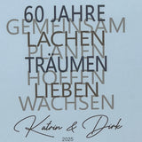 Zum 60. Hochzeitstag ist dieses Geschenkset eine wundervolle Erinnerung an gemeinsame Jahre. Es enthält einen handgefertigten Holzblock mit den Worten 60 Jahre, Lachen, Träumen, Lieben und Wachsen, personalisierbar mit Namen und Datum. Dazu ein Reagenzglas mit Holz-Zahl '60' für Geldgeschenke. Verpackt in einer liebevollen Geschenkbox mit dem Spruch „Der schönste Weg ist der Gemeinsame“ – perfekt für das Jubelpaar.

