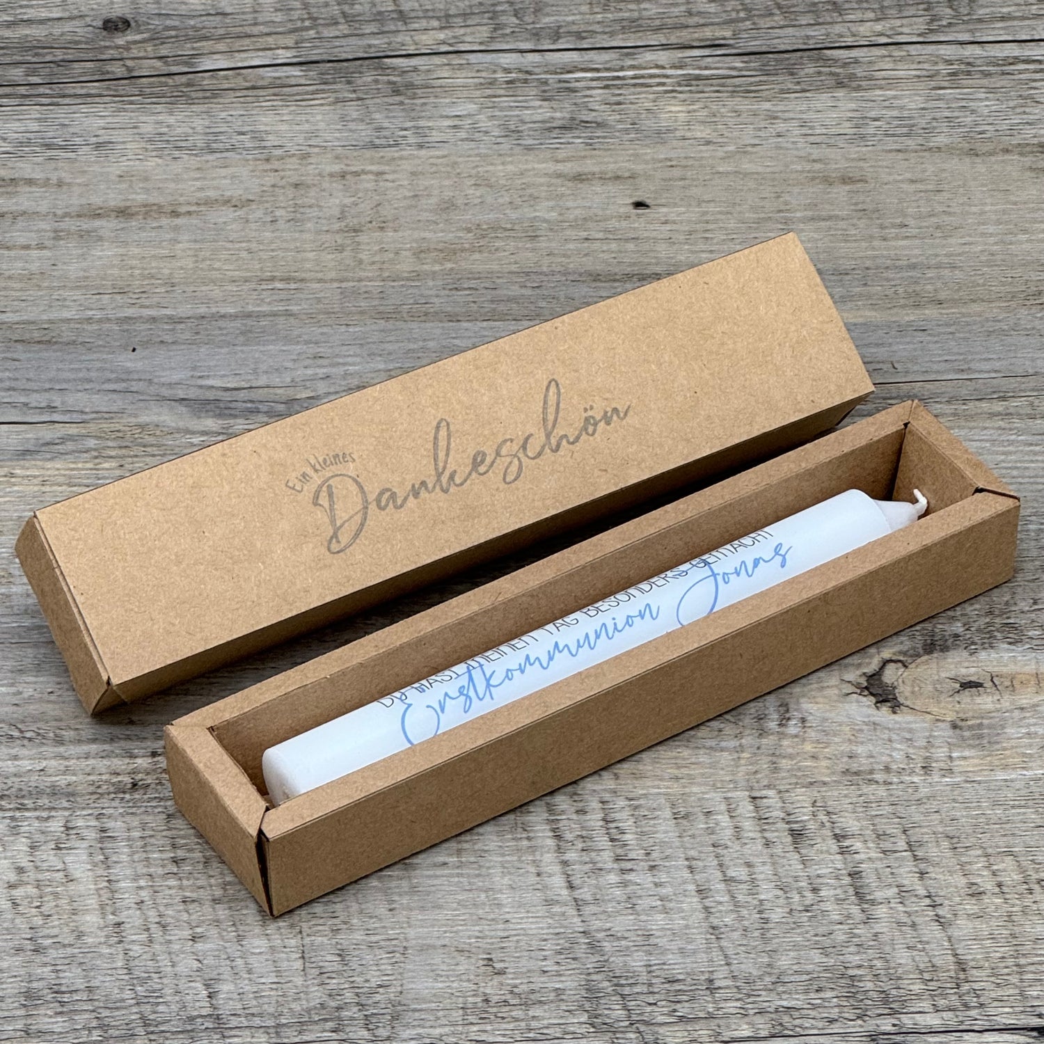 Die Stabkerze zur Konfirmation eignet sich perfekt als kleines Präsent für Kinder, Gäste oder Paten – als Erinnerung an diesen besonderen Tag. Die weiße Kerze mit persönlichem Namen in Blau und schwarzem Schriftzug wird in Geschenkverpackung geliefert und kann optional mit Holzkerzenständer präsentiert werden. Elegant, stilvoll und emotional. Ein liebevolles Präsent, das Freude und Dankbarkeit vermittelt.

