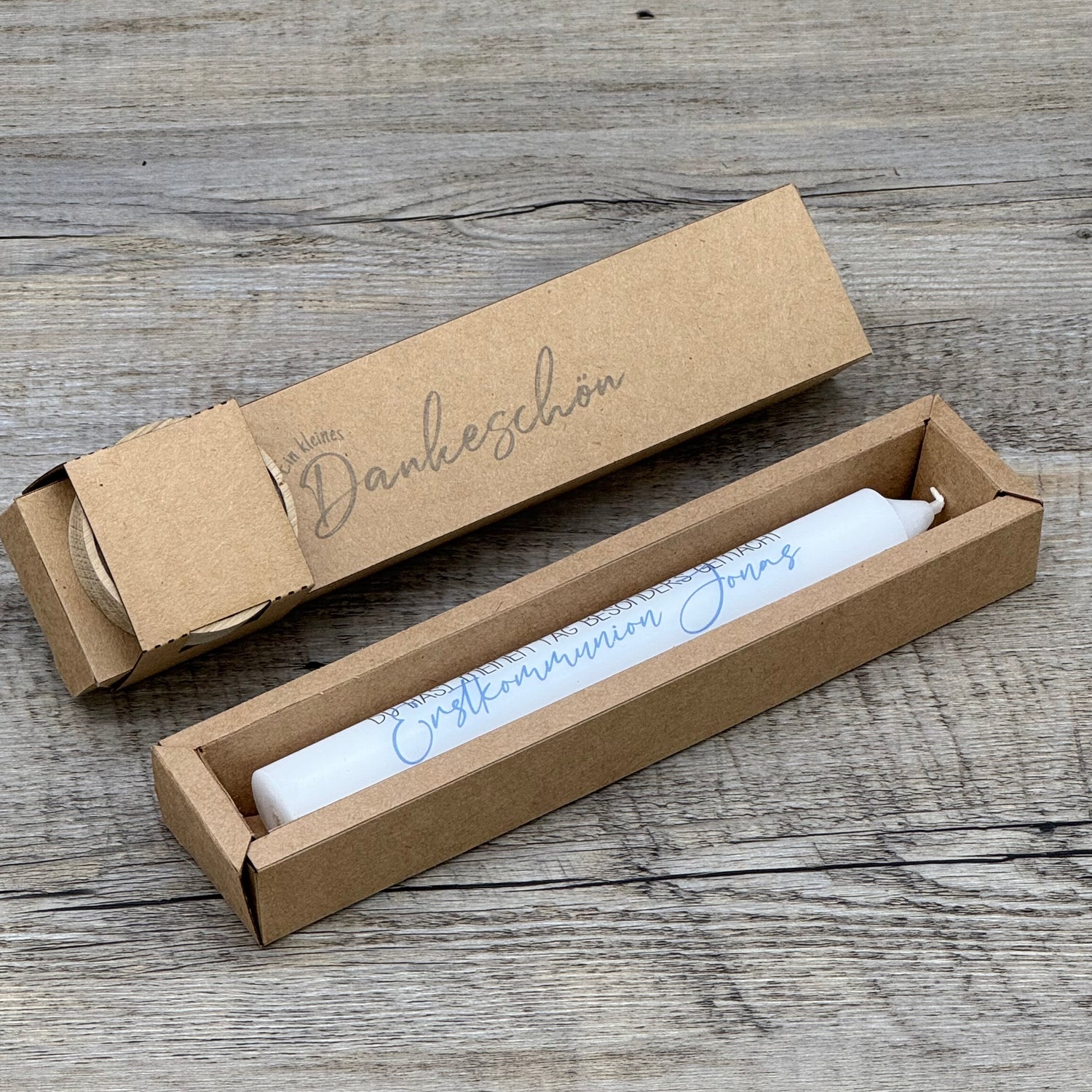 Diese Stabkerze zur Konfirmation ist ein liebevolles Dankeschön für Gäste, Paten oder Familienmitglieder – ideal als kleines Geschenk zur Erinnerung an den besonderen Tag. Der Aufdruck „Du hast meinen Tag besonders gemacht“ mit personalisiertem Namen in Blau macht die Kerze einzigartig. Optional mit Holzkerzenständer und Geschenkverpackung kombinierbar. Ein stilvolles, dekoratives Give-away voller Wertschätzung.
