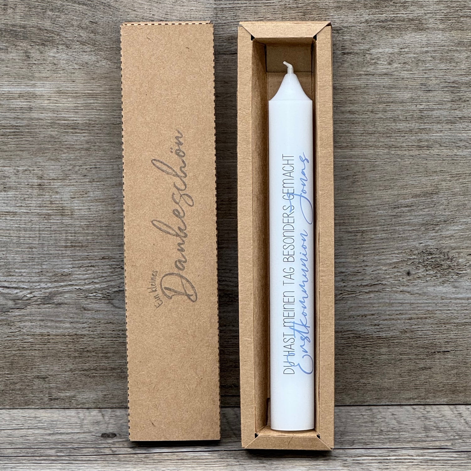 Diese Stabkerze zur Konfirmation ist ein liebevolles Dankeschön für Gäste, Paten oder Familienmitglieder – ideal als kleines Geschenk zur Erinnerung an den besonderen Tag. Der Aufdruck „Du hast meinen Tag besonders gemacht“ mit personalisiertem Namen in Blau macht die Kerze einzigartig. Optional mit Holzkerzenständer und Geschenkverpackung kombinierbar. Ein stilvolles, dekoratives Give-away voller Wertschätzung.
