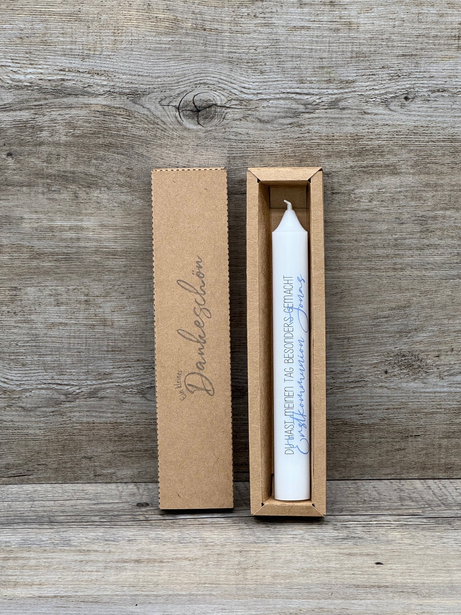 Die Firmungs-Stabkerze eignet sich perfekt als kleines Präsent für Gäste, Kinder oder Paten – ideal zur Firmung oder als liebevolle Aufmerksamkeit. Die personalisierbare Schrift in Farbe bringt Individualität, die stabile Geschenkverpackung sorgt für stilvolle Präsentation. Mit optionalem Kerzenständer einsetzbar. Praktisch, elegant und emotional zugleich. Ein Erinnerungsstück, das Freude macht und Wertschätzung ausdrückt.
