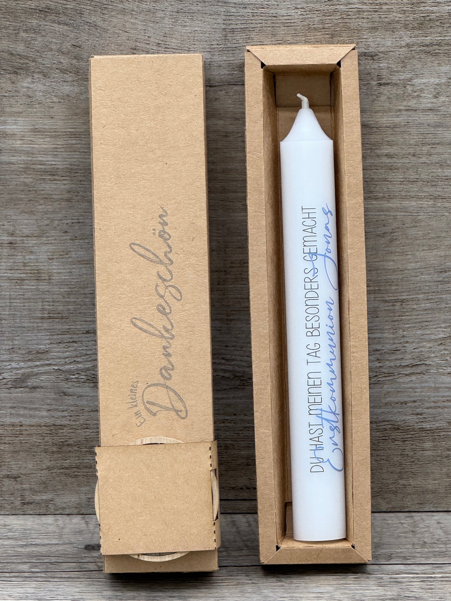 Dieses elegante Kerzen-Give-away ist auch ein schönes Präsent für Schulen, Gemeinden oder Firmungsfeiern – perfekt für Gäste oder Ehrenamtliche. Die Stabkerze mit personalisiertem Namen und Aufdruck „Du hast meinen Tag besonders gemacht“ wirkt stilvoll und herzlich. Optional mit Holzkerzenständer und Geschenkverpackung kombinierbar. Ein hochwertiges, dekoratives Präsent, das Dankbarkeit und Erinnerung auf besondere Weise vereint.
