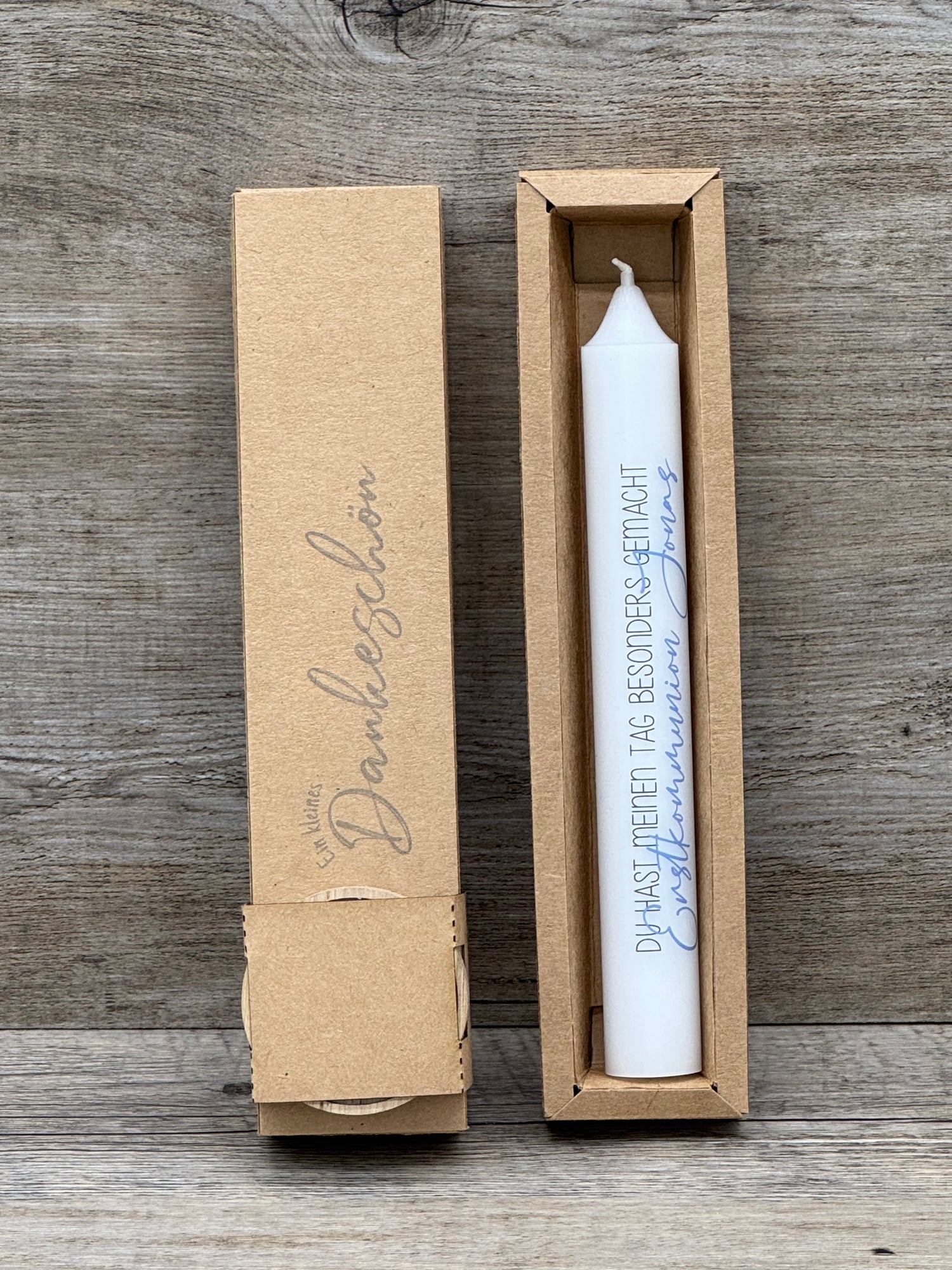 Die Stabkerze zur Taufe eignet sich hervorragend als kleines Präsent für Kinder, Gäste oder Paten – als Erinnerung an diesen besonderen Tag. Die weiße Kerze mit personalisiertem Namen und schwarzem Schriftzug wird in Geschenkverpackung geliefert und kann optional mit Holzkerzenständer präsentiert werden. Elegant, hochwertig und emotional. Ein liebevolles Geschenk, das Freude und Dankbarkeit vermittelt.
