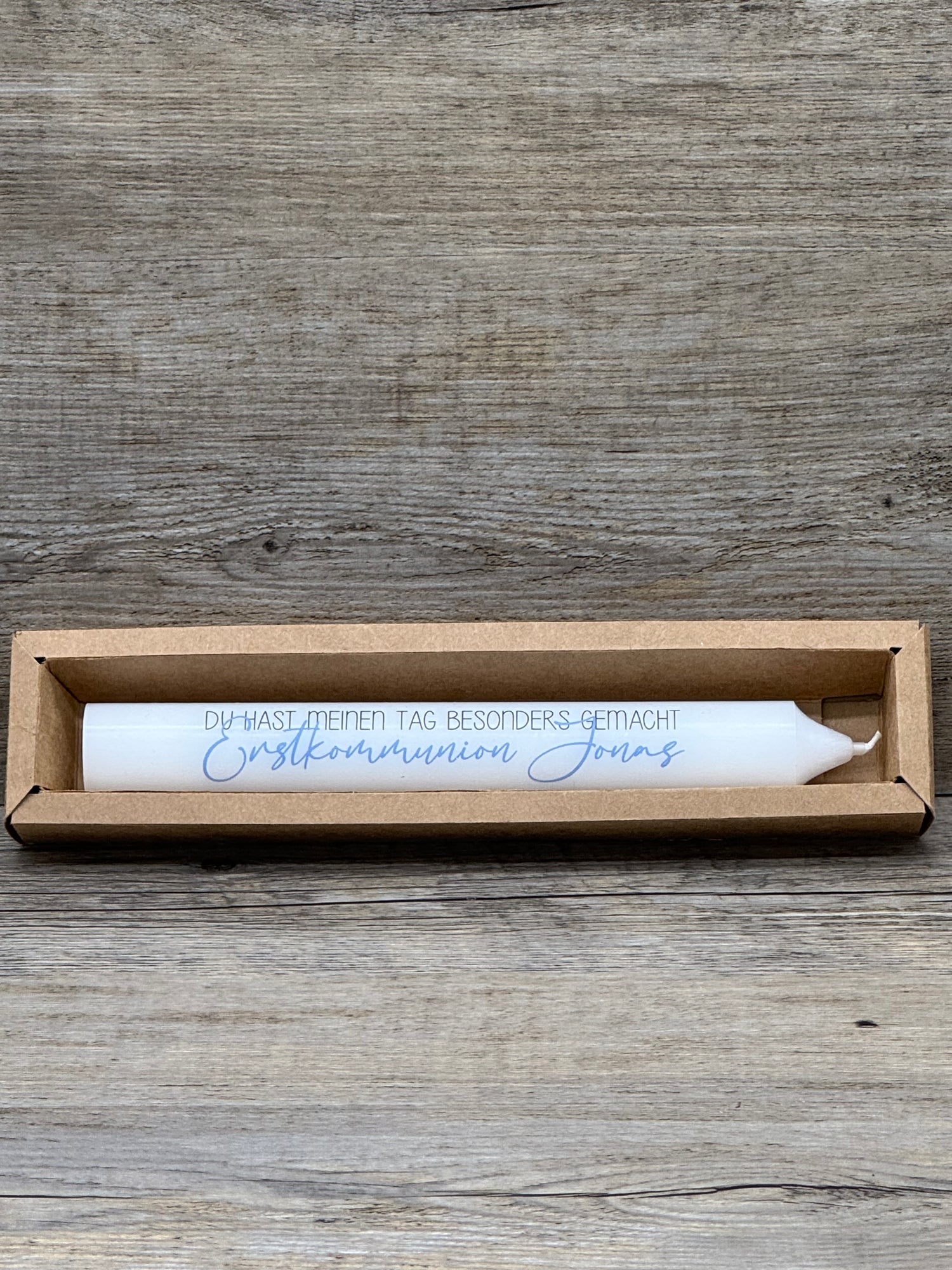 Diese Stabkerze zur Firmung ist ein liebevolles Dankeschön für Gäste, Paten oder Familienmitglieder – ideal als kleines Geschenk zur Erinnerung an den besonderen Tag. Der Aufdruck „Du hast meinen Tag besonders gemacht“ mit personalisierbarem Namen in Blau, Lila oder Grün macht die Kerze einzigartig. Optional mit Holzkerzenständer und Geschenkverpackung. Ein stilvolles, dekoratives Give-away voller Herz und Wertschätzung.
