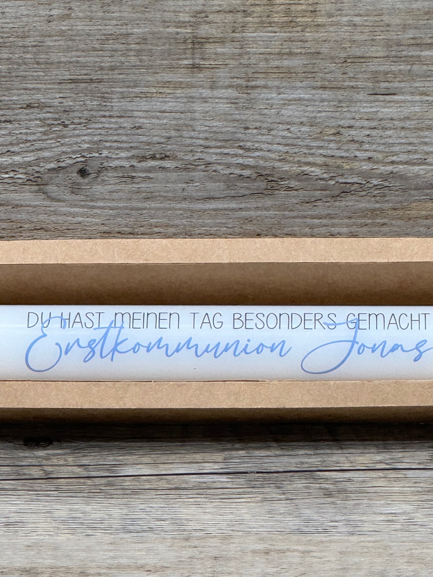 Die Firmungs-Stabkerze eignet sich perfekt als kleines Präsent für Gäste, Kinder oder Paten – ideal zur Firmung oder als liebevolle Aufmerksamkeit. Die personalisierbare Schrift in Farbe bringt Individualität, die stabile Geschenkverpackung sorgt für stilvolle Präsentation. Mit optionalem Kerzenständer einsetzbar. Praktisch, elegant und emotional zugleich. Ein Erinnerungsstück, das Freude macht und Wertschätzung ausdrückt.
