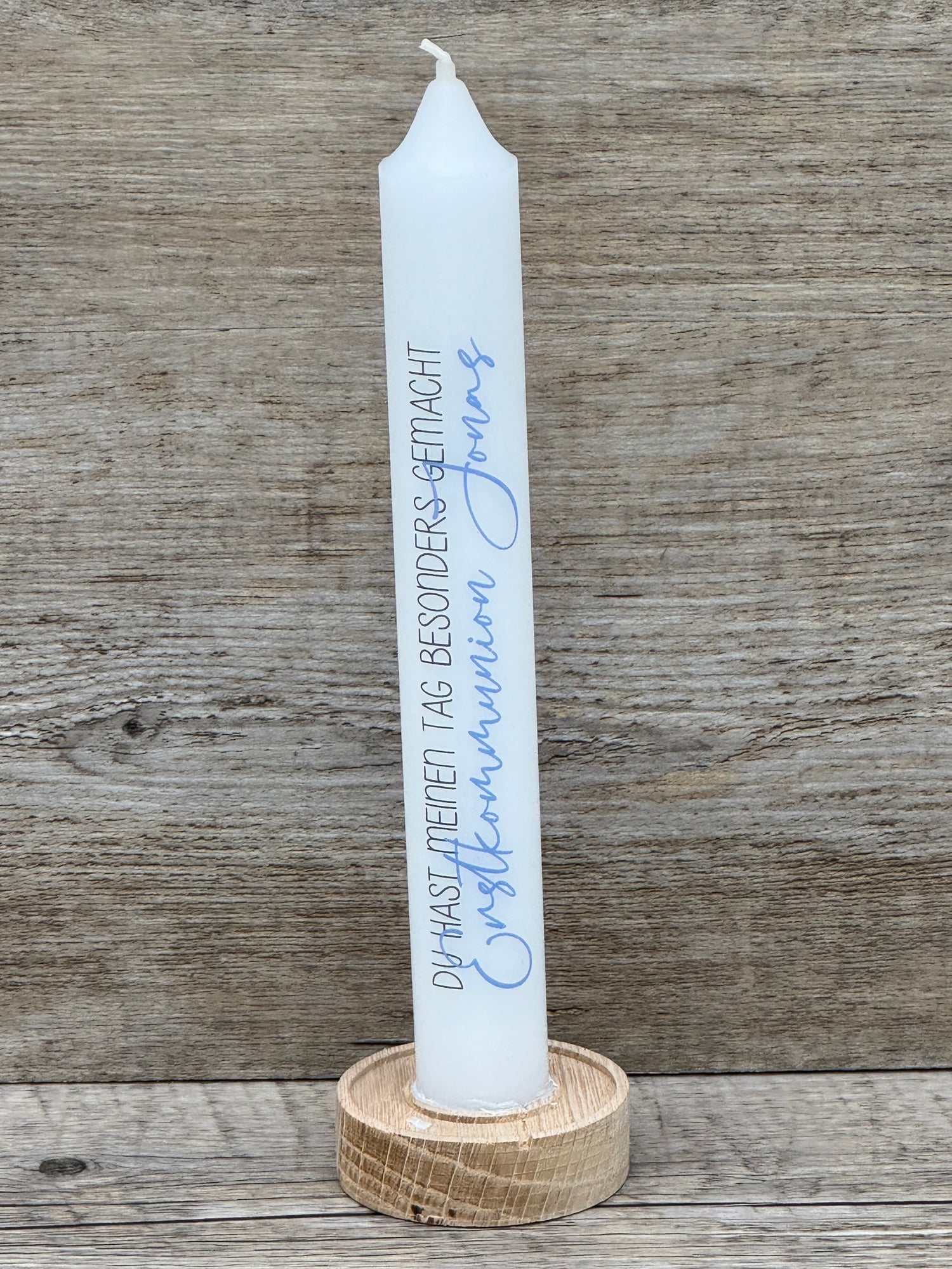 Diese Stabkerze zur Firmung ist ein liebevolles Dankeschön für Gäste, Paten oder Familienmitglieder – ideal als kleines Geschenk zur Erinnerung an den besonderen Tag. Der Aufdruck „Du hast meinen Tag besonders gemacht“ mit personalisierbarem Namen in Blau, Lila oder Grün macht die Kerze einzigartig. Optional mit Holzkerzenständer und Geschenkverpackung. Ein stilvolles, dekoratives Give-away voller Herz und Wertschätzung.
