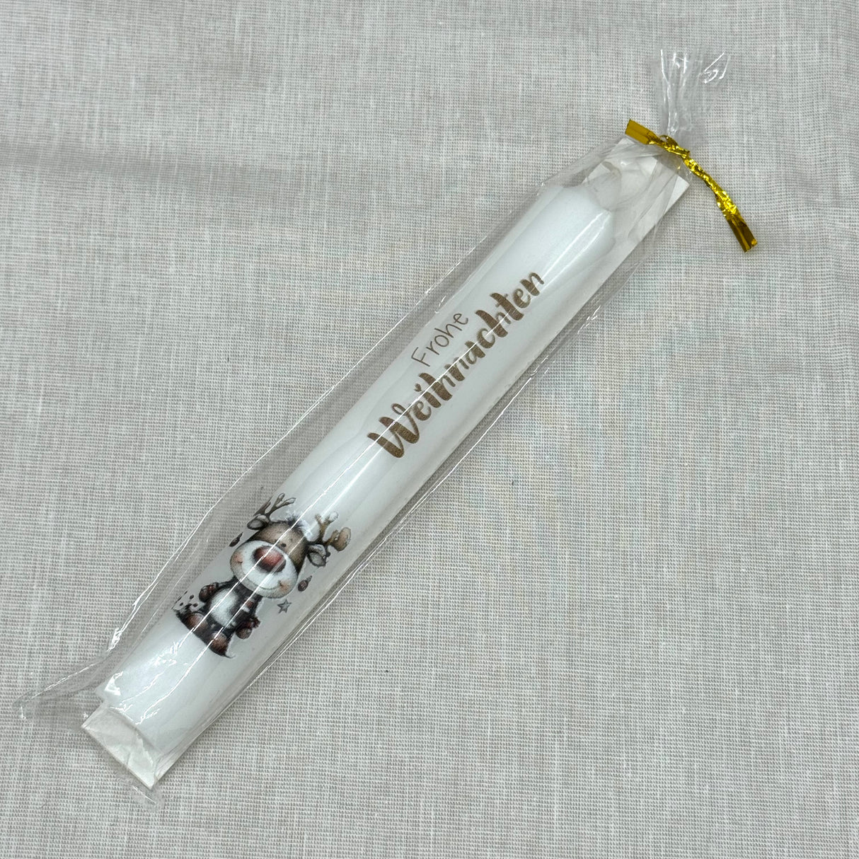 Die Stabkerze „Frohe Weihnachten“ ist ein charmantes Geschenk für Kinder, Großeltern oder Freundinnen – perfekt zum Nikolaus, Advent oder Heiligabend. Jede Kerze ist liebevoll gestaltet mit süßem Motiv und Schriftzug. Optional mit Geschenkverpackung und Kerzenteller einsetzbar. Bringt weihnachtliche Freude in jedes Zuhause. Praktisch, dekorativ und liebevoll – ein Highlight für die Festtage.

