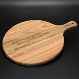 Dieses personalisierte runde Servierbrett aus FSC-zertifiziertem Akazienholz ist ein perfektes Geschenk für Familie oder Freunde. Mit individueller Gravur wie „Finger weg von [Name]’s Pizza“ wird es zu einem einzigartigen Küchenhighlight. Ideal zum Servieren von Pizza, Tapas oder Käseplatten bei gemütlichen Abenden. Das langlebige, antibakterielle Holz und der praktische Griff sorgen für Funktionalität und Stil. Ein dekoratives und praktisches Präsent für jeden Anlass.
