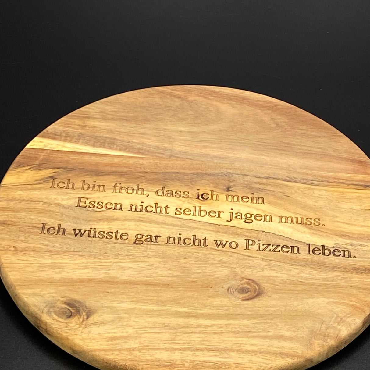 Ein liebevolles Geschenk für Freunde oder Paare: das runde Akazienholz-Pizzabrett mit personalisierter Lasergravur. Mit Namen oder witzigem Spruch wird es zu einem persönlichen Unikat. Optimal für Pizza, Flammkuchen oder Tapas, dekorativ und funktional zugleich. Die natürliche Maserung macht jedes Brett einzigartig. Perfekt für Geburtstage, Einzugspartys, Grillabende oder als originelle Aufmerksamkeit. Ein stilvolles und praktisches Küchenaccessoire.
