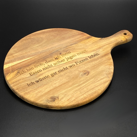 Ein liebevolles Geschenk für Freunde oder Paare: das runde Akazienholz-Pizzabrett mit personalisierter Lasergravur. Mit Namen oder witzigem Spruch wird es zu einem persönlichen Unikat. Optimal für Pizza, Flammkuchen oder Tapas, dekorativ und funktional zugleich. Die natürliche Maserung macht jedes Brett einzigartig. Perfekt für Geburtstage, Einzugspartys, Grillabende oder als originelle Aufmerksamkeit. Ein stilvolles und praktisches Küchenaccessoire.
