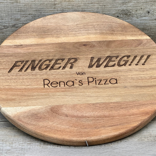 Dieses personalisierte runde Servierbrett aus FSC-zertifiziertem Akazienholz ist ein perfektes Geschenk für Familie oder Freunde. Mit individueller Gravur wie „Finger weg von [Name]’s Pizza“ wird es zu einem einzigartigen Küchenhighlight. Ideal zum Servieren von Pizza, Tapas oder Käseplatten bei gemütlichen Abenden. Das langlebige, antibakterielle Holz und der praktische Griff sorgen für Funktionalität und Stil. Ein dekoratives und praktisches Präsent für jeden Anlass.
