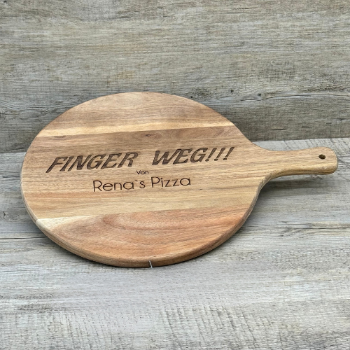 Dieses personalisierte runde Servierbrett aus FSC-zertifiziertem Akazienholz ist ein perfektes Geschenk für Familie oder Freunde. Mit individueller Gravur wie „Finger weg von [Name]’s Pizza“ wird es zu einem einzigartigen Küchenhighlight. Ideal zum Servieren von Pizza, Tapas oder Käseplatten bei gemütlichen Abenden. Das langlebige, antibakterielle Holz und der praktische Griff sorgen für Funktionalität und Stil. Ein dekoratives und praktisches Präsent für jeden Anlass.
