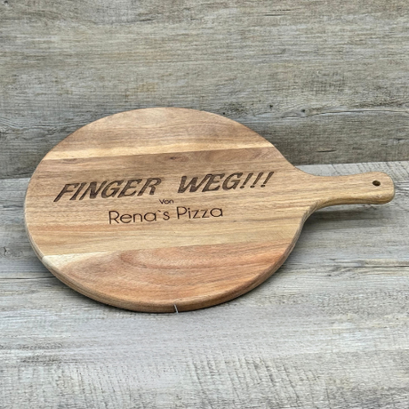 Dieses personalisierte runde Servierbrett aus FSC-zertifiziertem Akazienholz ist ein perfektes Geschenk für Familie oder Freunde. Mit individueller Gravur wie „Finger weg von [Name]’s Pizza“ wird es zu einem einzigartigen Küchenhighlight. Ideal zum Servieren von Pizza, Tapas oder Käseplatten bei gemütlichen Abenden. Das langlebige, antibakterielle Holz und der praktische Griff sorgen für Funktionalität und Stil. Ein dekoratives und praktisches Präsent für jeden Anlass.
