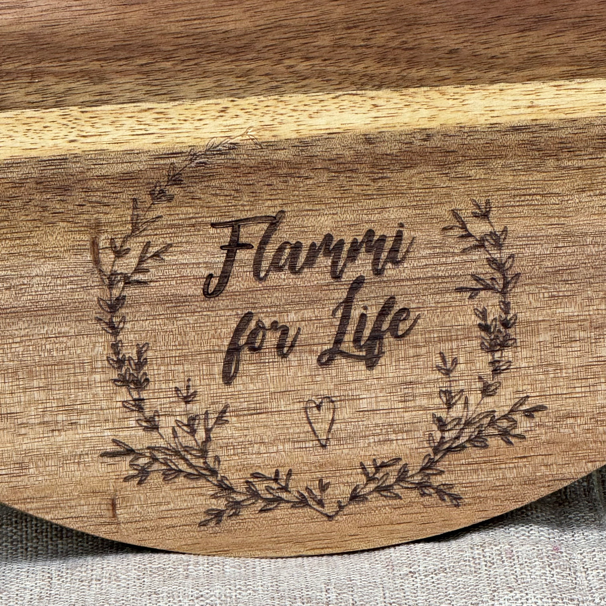 Dieses personalisierte runde Servierbrett aus FSC-zertifiziertem Akazienholz ist ein perfektes Geschenk für Familie oder Freunde. Mit individueller Gravur wie „Finger weg von [Name]’s Pizza“ wird es zu einem einzigartigen Küchenhighlight. Ideal zum Servieren von Pizza, Tapas oder Käseplatten bei gemütlichen Abenden. Das langlebige, antibakterielle Holz und der praktische Griff sorgen für Funktionalität und Stil. Ein dekoratives und praktisches Präsent für jeden Anlass.
