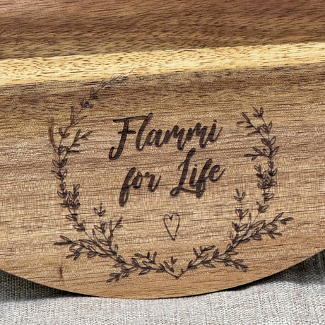 Dieses personalisierte runde Servierbrett aus FSC-zertifiziertem Akazienholz ist ein perfektes Geschenk für Familie oder Freunde. Mit individueller Gravur wie „Finger weg von [Name]’s Pizza“ wird es zu einem einzigartigen Küchenhighlight. Ideal zum Servieren von Pizza, Tapas oder Käseplatten bei gemütlichen Abenden. Das langlebige, antibakterielle Holz und der praktische Griff sorgen für Funktionalität und Stil. Ein dekoratives und praktisches Präsent für jeden Anlass.
