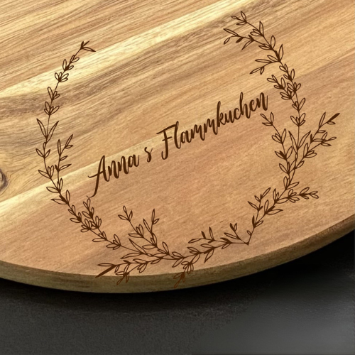 Dieses personalisierte runde Servierbrett aus FSC-zertifiziertem Akazienholz ist ein perfektes Geschenk für Familie oder Freunde. Mit individueller Gravur wie „Finger weg von [Name]’s Pizza“ wird es zu einem einzigartigen Küchenhighlight. Ideal zum Servieren von Pizza, Tapas oder Käseplatten bei gemütlichen Abenden. Das langlebige, antibakterielle Holz und der praktische Griff sorgen für Funktionalität und Stil. Ein dekoratives und praktisches Präsent für jeden Anlass.
