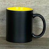 Dieses personalisierte Keramik-Set „Herzensmensch“ ist ein liebevolles Präsent für jeden Anlass. Schwarze Außenseite, farbige Innenseite, Fassungsvermögen 350 ml, Maße ca. Ø 8,2 × 9,6 cm. Mit Gravur „Herzensmensch“ und individuellem Namen wird jede Tasse zu einem persönlichen Unikat. Perfekt als Geschenk zum Geburtstag, Weihnachten oder einfach als kleine Aufmerksamkeit, die von Herzen kommt.
