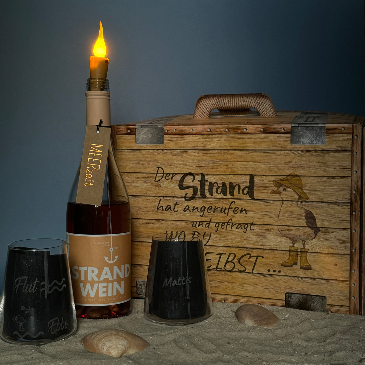Geschenkpaket 'Der Strand hat angerufen und gefragt wo Du bleibst...', groß, Strandwein inkl. LED Kerzenlicht