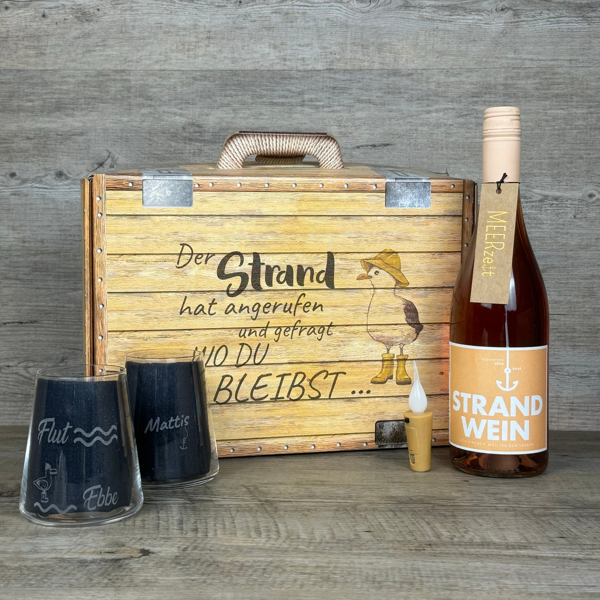 Geschenkpaket 'Der Strand hat angerufen und gefragt wo Du bleibst...', groß, Strandwein inkl. LED Kerzenlicht