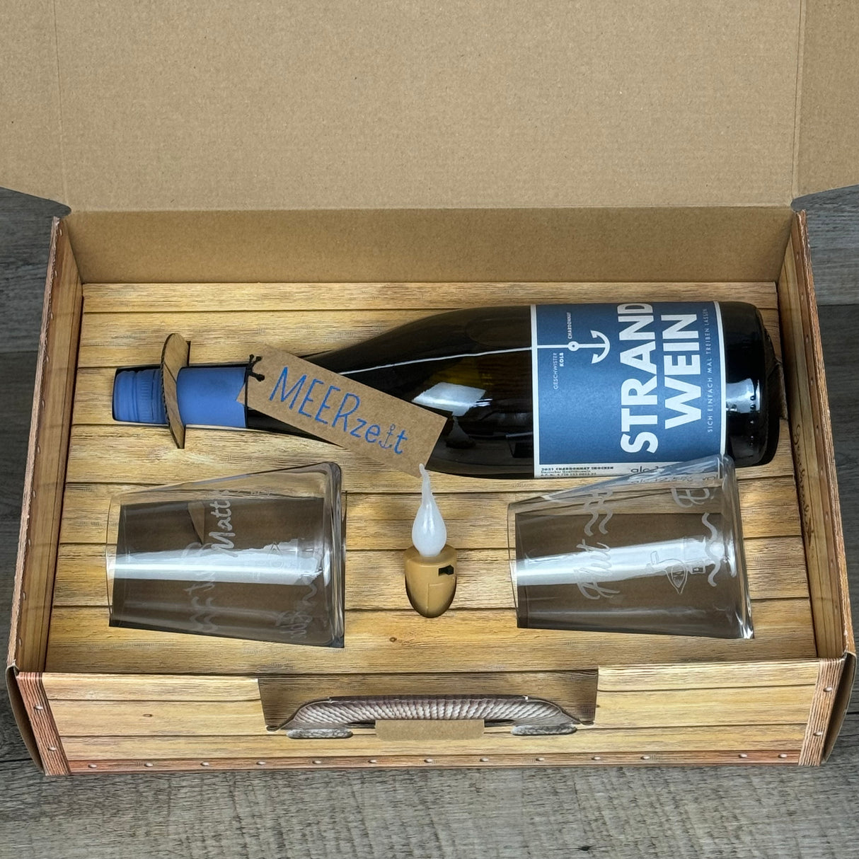 Geschenkpaket 'Der Strand hat angerufen und gefragt wo Du bleibst...', groß, Strandwein inkl. LED Kerzenlicht