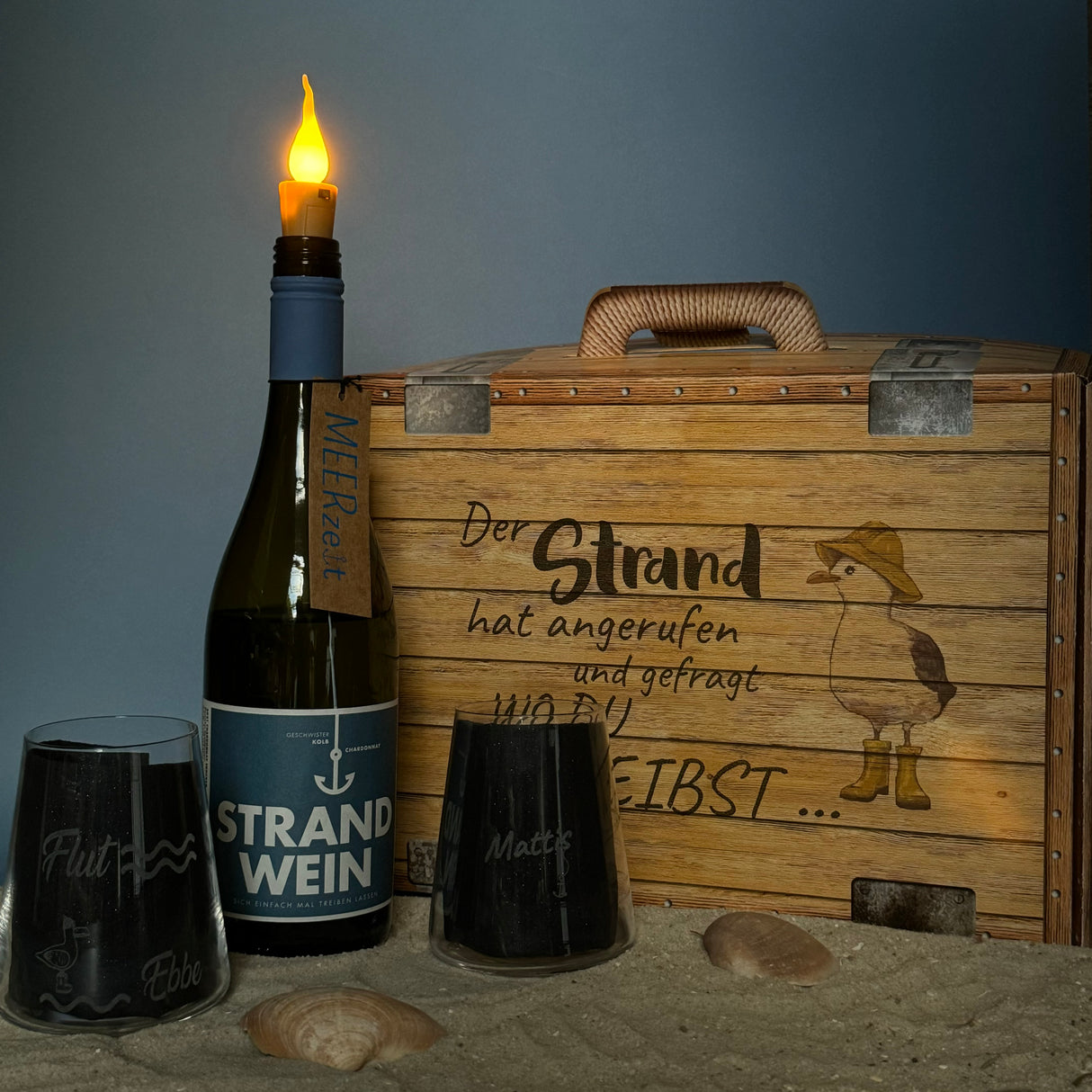 Geschenkpaket 'Der Strand hat angerufen und gefragt wo Du bleibst...', groß, Strandwein inkl. LED Kerzenlicht