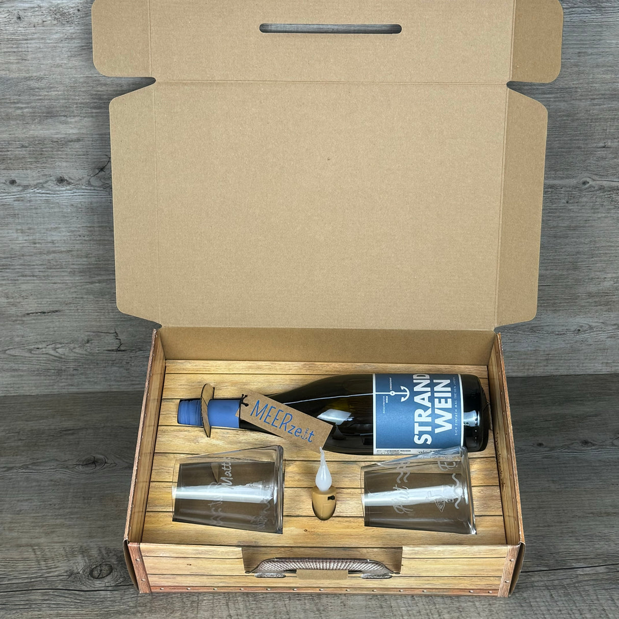 Geschenkpaket 'Der Strand hat angerufen und gefragt wo Du bleibst...', groß, Strandwein inkl. LED Kerzenlicht