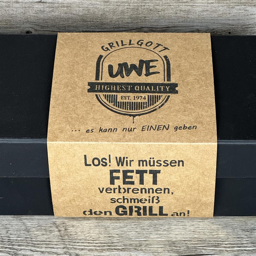 Geschenkpaket 'Grillgott', personalisierte Grillzange und Weinflasche Grillgott