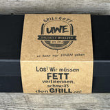 Geschenkpaket 'Grillgott', personalisierte Grillzange und Weinflasche Grillgott